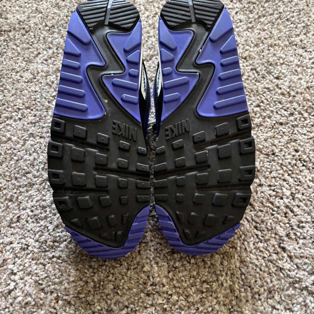 Black & purple nike - Picture 3 of 4